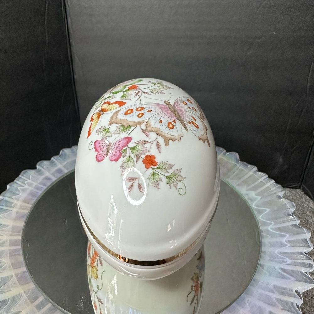 Vintage 1974 Avon "Butterfly Fantasy" fine porcelain treasure egg trinket box - Picture 2 of 8